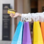Frauen Shops, Shopping, Frauenarm mit Einkaufstaschen