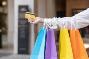 Frauen Shops, Shopping, Frauenarm mit Einkaufstaschen
