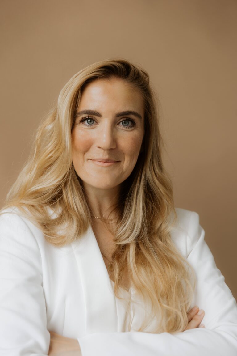UeA Bildnachweis Mirjam Hagen Muenchen Nadine UeA 7032 Kopie 768x1152
